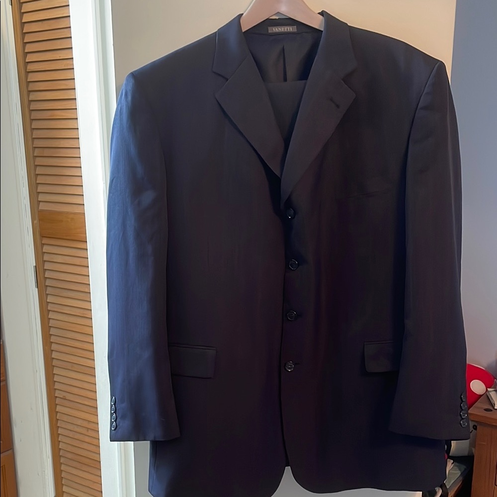 Classic navy blue suit with Notch Lapel and 3 pockets
